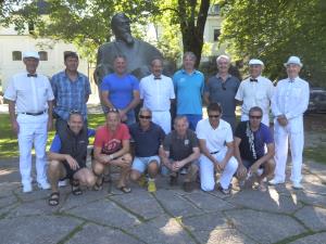 pri spomeniku Ivanu Tavčarju na Visokem